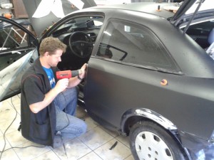 envelopamento preto fosco veiculo adesivado (30)  